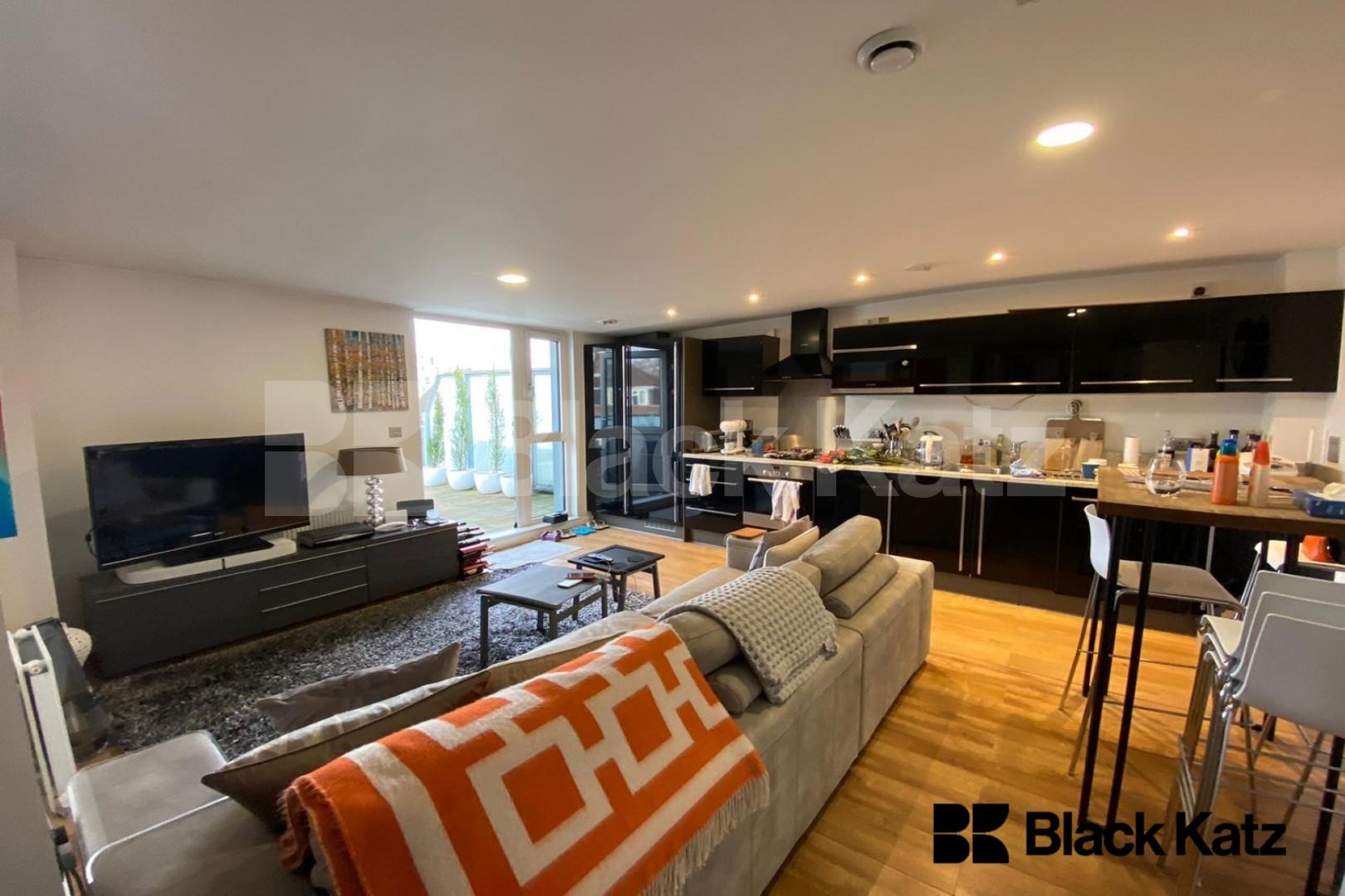 Decorated to the highest of standards, stunning two bedroomed Penthouse  Sharpley Court Pocock Street, Southwark / London Bridge  